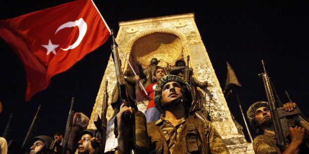 Soldaten und AKP-Anhänger mit Fahnen.