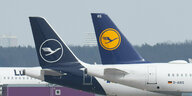 Passagiermaschinen der Lufthansa stehen auf dem Rollfeld auf dem Flughafen Frankfurt.