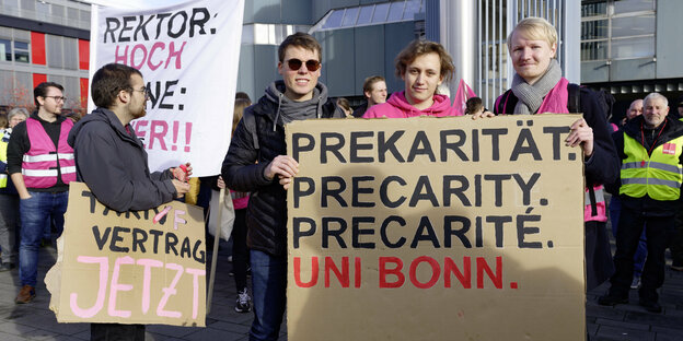 Demonstration der Gewerkschaft ver.di am Campus Poppelsdorf der Universitaet Bonn für einen Tarifvertrag von studentischen Mitarbeitern und Wissenschaftlern