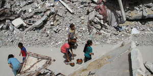 Palästinensische Kinder in den Trümmern in Jabalia im nördlichen Gaza-Streifen